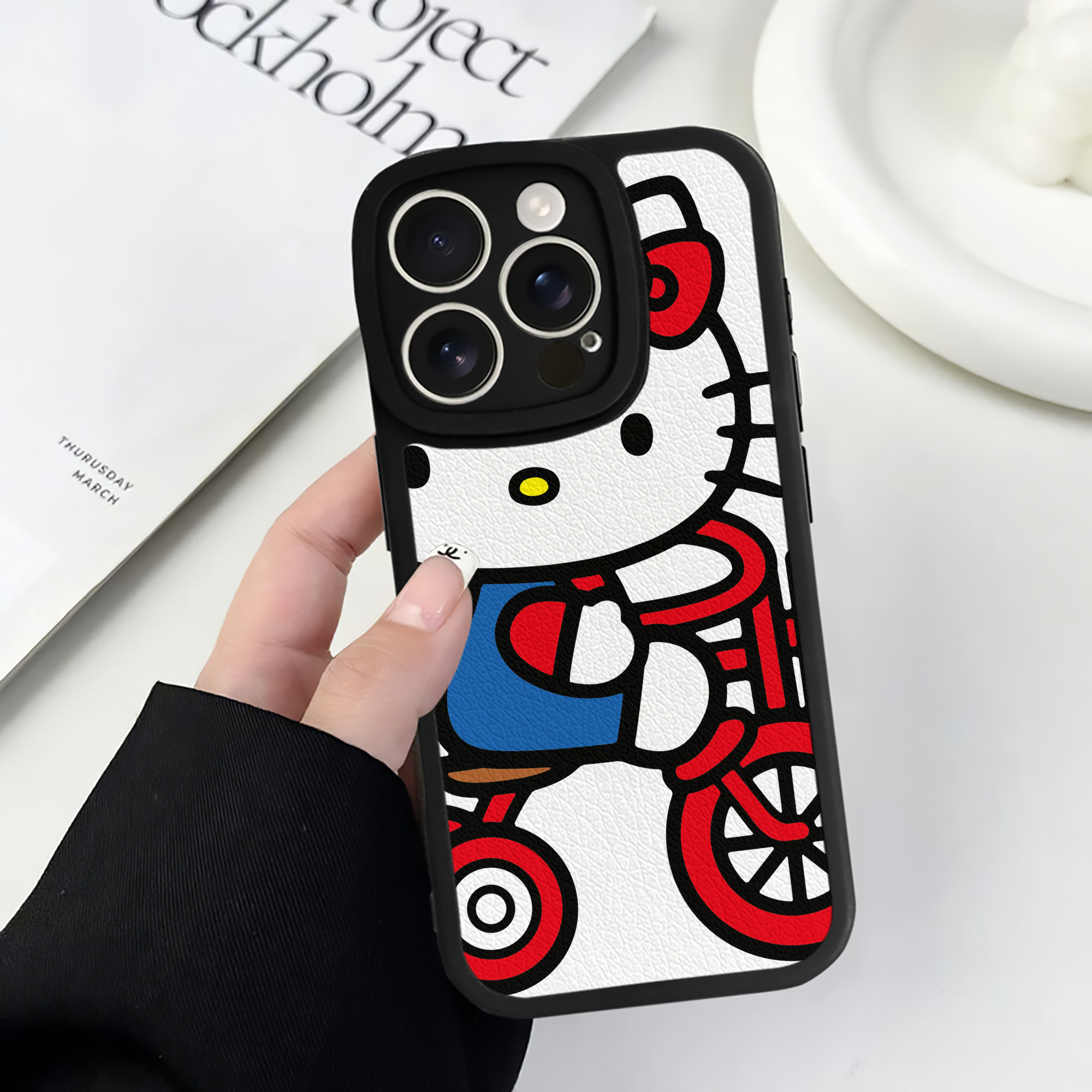 （画像用） Hello Kitty ハローキティ 【iPhone 16シリーズ対応】シリコンスマホケース（レザー調） 材質：シリコン